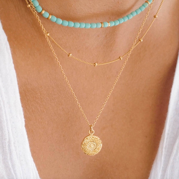 Damen Gold Halskette mit Mandala Anhänger und türkiser Perlenhalskette | STYLE: Aloita | PRODUCT: float-rainbow-halskette-gold_50_80