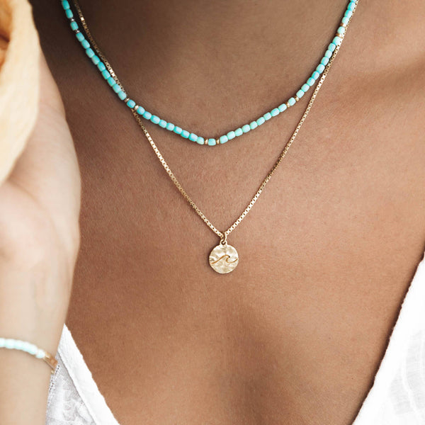 Damen Gold Perlen Halskette mit türkisen Perlen und Halskette mit Wellen Anhänger   | PRODUCT: float-welle-halskette-gold_50_35