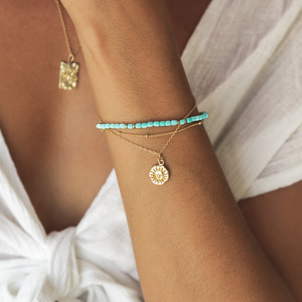 Damen Gold Armband mit Sonnen Anhänger und türkises Perlen Armband. | Style: Aloita