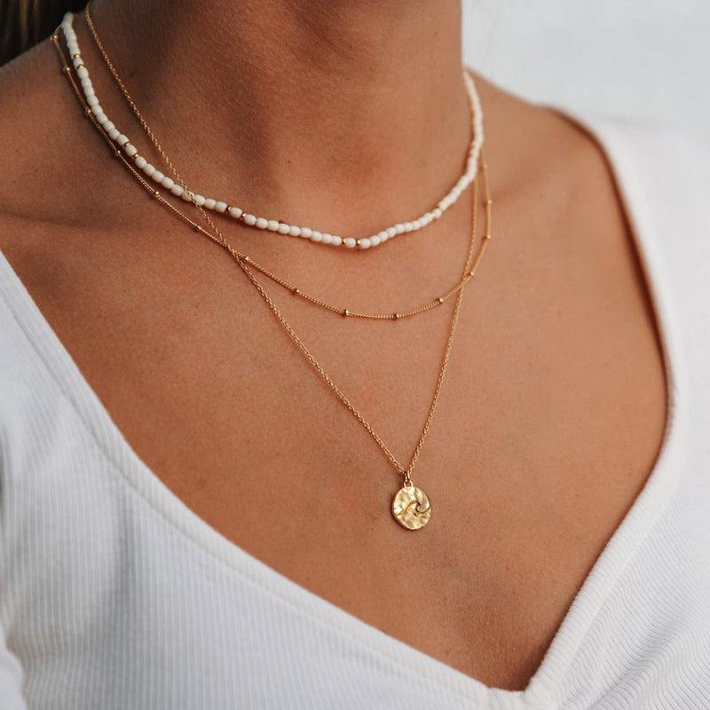 Damen Gold Perlen Halskette mit weißen Perlen und Halskette mit Wellen Anhänger  | PRODUCT: float-welle-halskette-gold_55_25