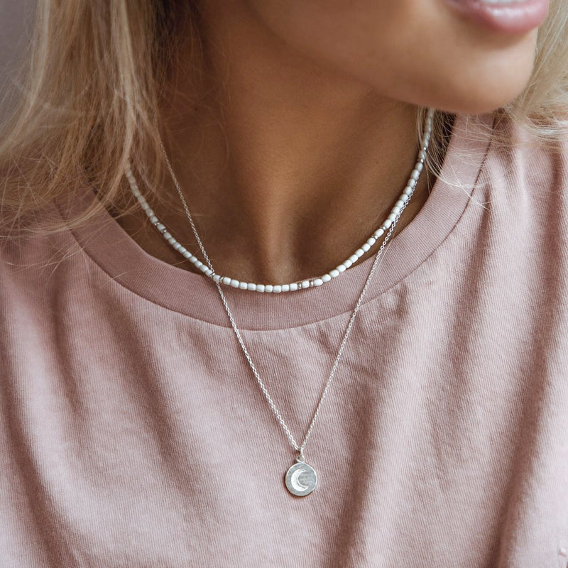 Damen Silber Halskette mit Mond Anhänger und weiße Perlenhalskette. | Style: Kalea