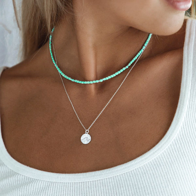 Damen Silber Halskette mit Wellen Anhänger und türkise Perlen Halskette. | Style: Kalea