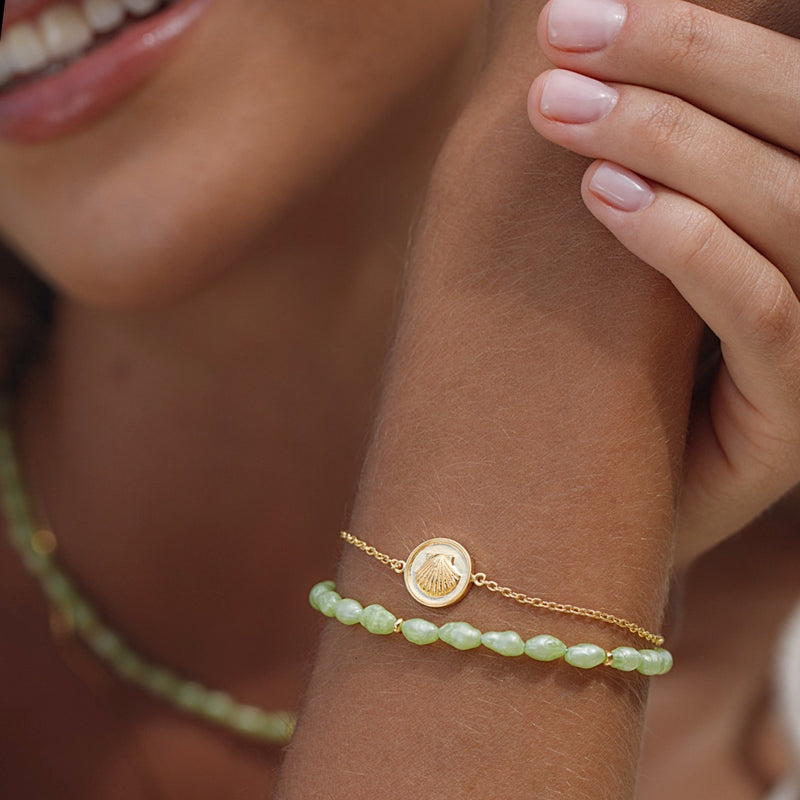 Damen Gold Perlenkette mit grünen Perlen| PRODUCT: float-muschel-armband-gold_40_25