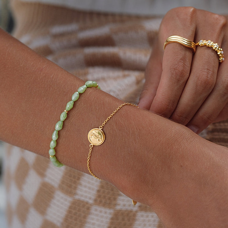 Damen Gold Perlenkette mit grünen Perlen| PRODUCT: float-seepferdchen-armband-gold_40_20 | PRODUCT: float-atlantik-ring-gold_75_75 | PRODUCT: float-blumenkranz-ring-gold_85_75