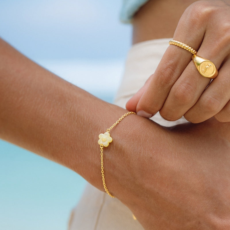 Damen Gold Armband mit gelbem Blumen Anhänger und Gold Ring mit Seepferdchen Motiv