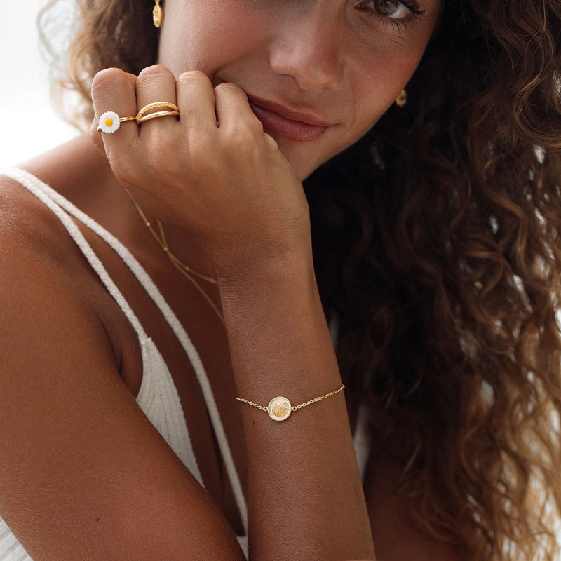 Damen Gold Armband mit Muschel Anhänger| PRODUCT: float-ganseblumchen-ring-gold_20_75 | PRODUCT: float-reef-ring-gold_25_75