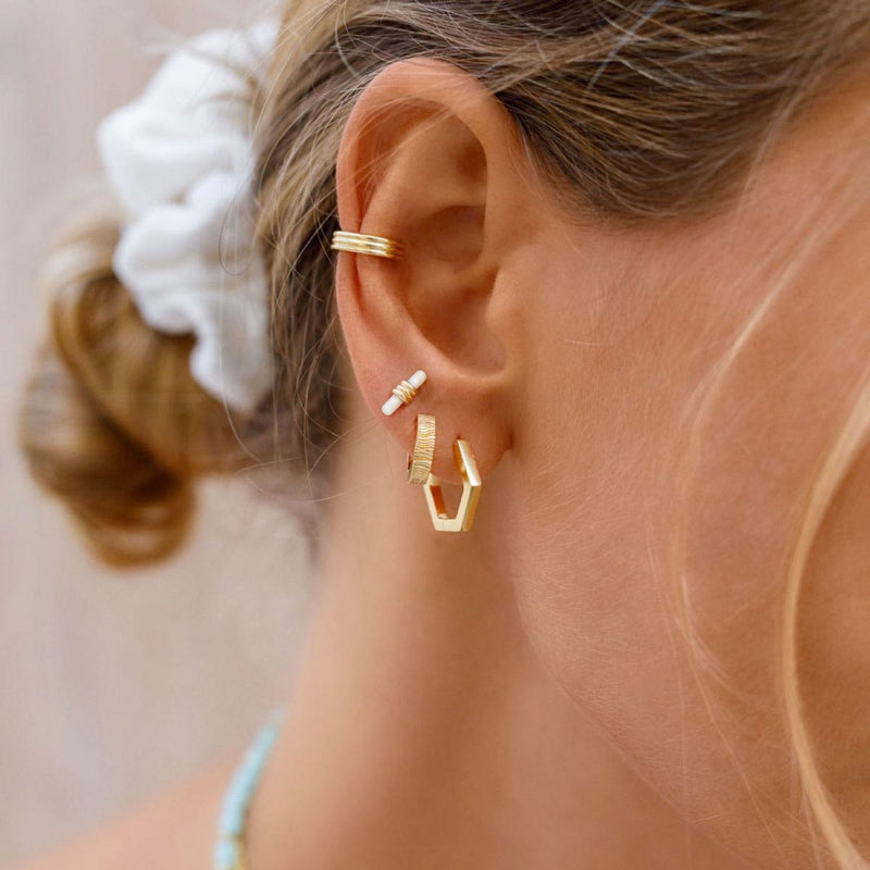Damen Gold Huggie Ohrring mit Wellenmuster und Gold Hexagon Ohrring