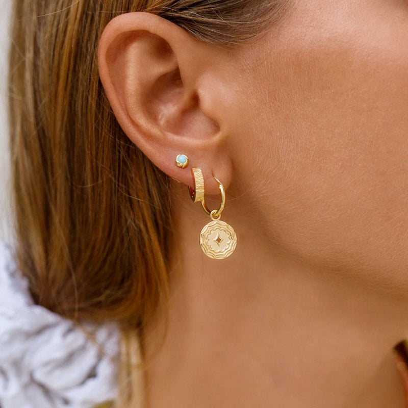 Damen Gold Huggie Ohrring mit Wellenmuster und einem Ohrring Stecker mit türkiser Perle