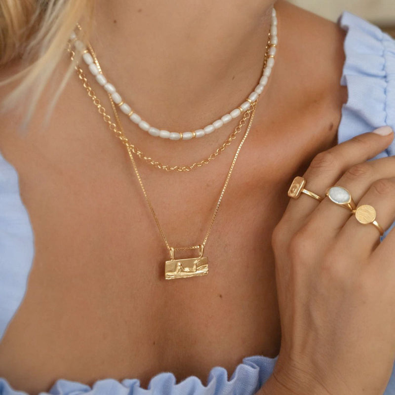 Damen Gold Halskette mit Anhänger mit Surferin und weiße Perlen Halskette. | Style: Hanalei