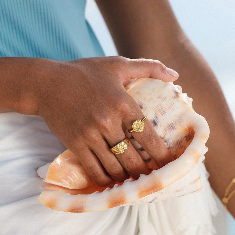 Damen Gold Ring mit Wellenformen auf der Vorderseite | PRODUCT: float-korallen-pearl-ring-gold_60_40