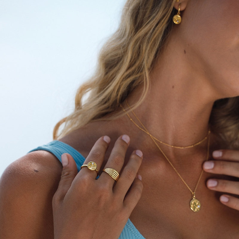 Damen Gold Ring mit Korallen und einer Perle auf der Vorderseite
