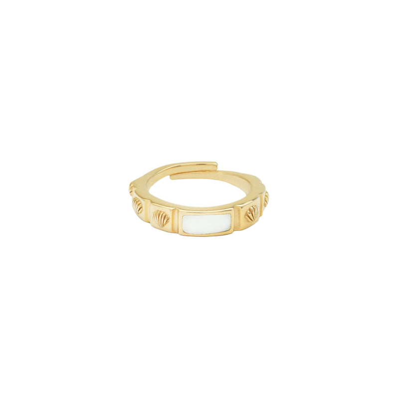 Gold Ring mit weissem Resin Inlay und Muscheln auf der Vorderseite.