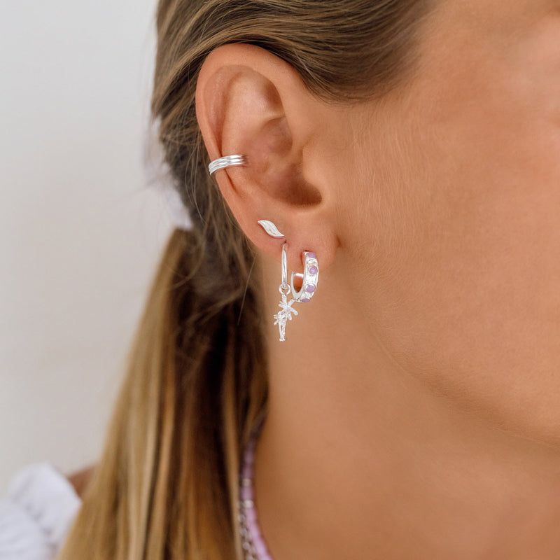 Vier Damen Silber Ohrringe. Cuff Ohrring, Ohrring Stecker mit Wellen-Symbol, Creolen Ohrring mit Palmen-Anhänger und Ohrring Stecker mit lilaner Perlenverzierung