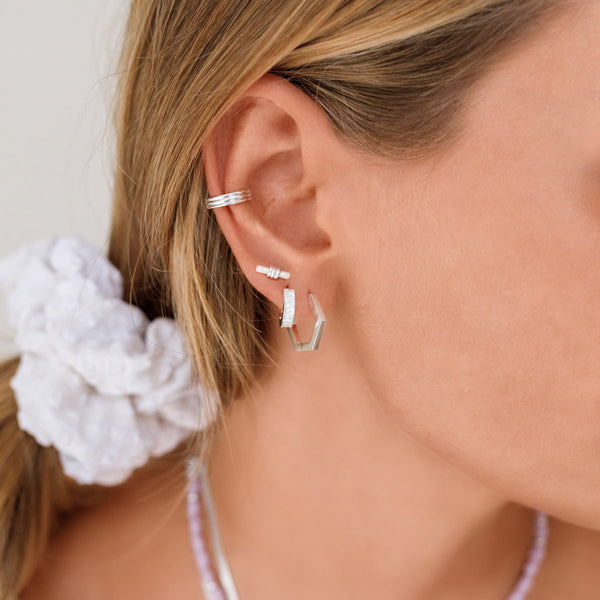 Damen Silber Ohrring in Hexagon Form und Huggie Ohrring mit Wellenmuster